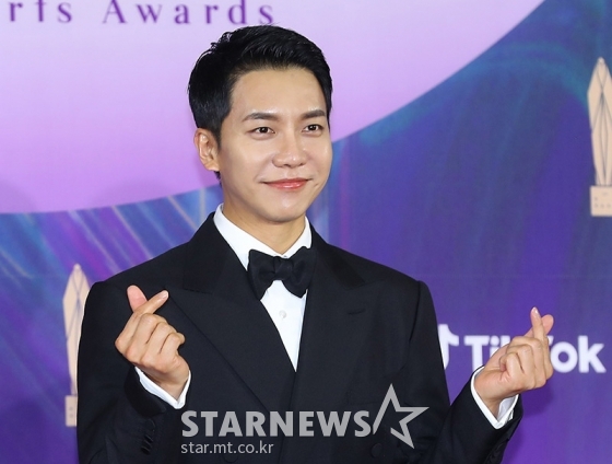 가수 겸 배우 이승기가 13일 오후 경기도 고양시 일산 킨텍스에서 열린 &#039;제57회 백상예술대상&#039; 시상식 레드카펫 행사에 참석해 포즈를 취하고 있다.  TV·영화·연극을 아우르는 종합예술시상식인 &#039;제57회 백상예술대상&#039;은 오후 9시부터 JTBC·JTBC2·JTBC4에서 동시에 중계되며 틱톡에서도 글로벌 생중계된다. / 사진제공 = 백상예술대상 사무국 /사진=김창현 기자 chmt@