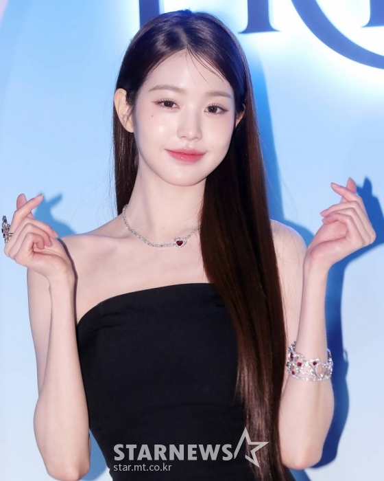 걸그룹 아이브 장원영이 19일 오후 서울 광진구 그랜드 워커힐 애스톤 하우스에서 열린 프레드 하이 주얼리 론칭 행사에 참석해 포즈를 취하고 있다. 2022.11.19 /사진=김창현 기자 chmt@