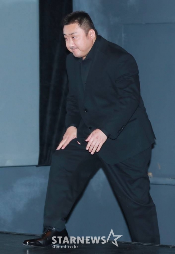 배우 마동석이 28일 오후 서울 롯데시네마 건대입구점에서 진행된 영화 &#039;압꾸정&#039;(감독 임진순) 언론시사회에 참석해 무대로 들어서고 있다.  샘솟는 사업 아이디어로 입만 살아있는 압구정 토박이 대국(마동석)이 한때 실력파였던 성형외과 의사 지우(정경호)와 손잡고 K-뷰티 사업을 시작하는 내용을 담은 &#039;압꾸정&#039;은 오는 30일 개봉한다. /2022.11.28 /사진=이동훈 기자 photoguy@