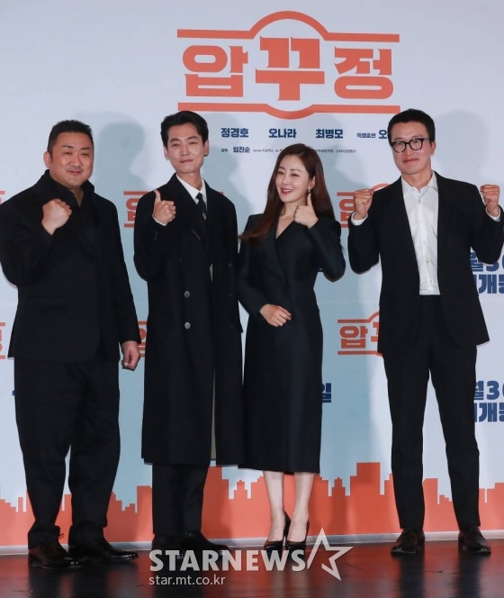 배우 마동석, 정경호, 오나라, 최병모가 28일 오후 서울 롯데시네마 건대입구점에서 진행된 영화 &#039;압꾸정&#039;(감독 임진순) 언론시사회에 참석해 포즈를 취하고 있다.  샘솟는 사업 아이디어로 입만 살아있는 압구정 토박이 대국(마동석)이 한때 실력파였던 성형외과 의사 지우(정경호)와 손잡고 K-뷰티 사업을 시작하는 내용을 담은 &#039;압꾸정&#039;은 오는 30일 개봉한다. /2022.11.28 /사진=이동훈 기자 photoguy@