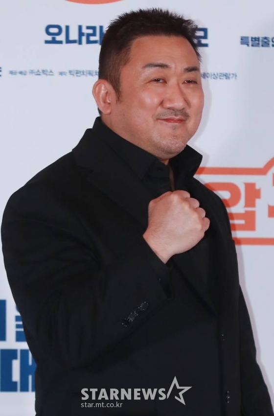 배우 마동석이 28일 오후 서울 롯데시네마 건대입구점에서 진행된 영화 &#039;압꾸정&#039;(감독 임진순) 언론시사회에 참석해 포즈를 취하고 있다.  샘솟는 사업 아이디어로 입만 살아있는 압구정 토박이 대국(마동석)이 한때 실력파였던 성형외과 의사 지우(정경호)와 손잡고 K-뷰티 사업을 시작하는 내용을 담은 &#039;압꾸정&#039;은 오는 30일 개봉한다. /2022.11.28 /사진=이동훈 기자 photoguy@