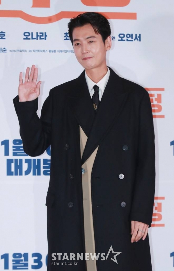 배우 정경호가 28일 오후 서울 롯데시네마 건대입구점에서 진행된 영화 &#039;압꾸정&#039;(감독 임진순) 언론시사회에 참석해 포즈를 취하고 있다.  샘솟는 사업 아이디어로 입만 살아있는 압구정 토박이 대국(마동석)이 한때 실력파였던 성형외과 의사 지우(정경호)와 손잡고 K-뷰티 사업을 시작하는 내용을 담은 &#039;압꾸정&#039;은 오는 30일 개봉한다. /2022.11.28 /사진=이동훈 기자 photoguy@