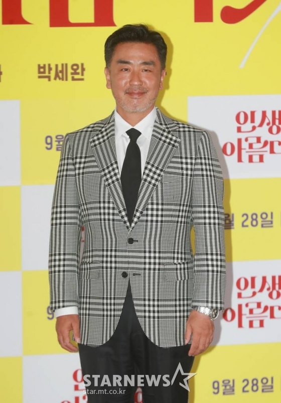 ㅍ배우 류승룡이 13일 오후 서울 롯데시네마 월드타워점에서 진행된 영화 &#039;인생은 아름다워&#039;(감독 최국희) 언론시사회에 참석해 포즈를 취하고 있다.  시한부 선고를 받은 아내의 황당한 요청으로 첫사랑을 찾아다니는 부부의 이야기를 그린 주크박스 뮤지컬 영화 &#039;인생은 아름다워&#039;는 오는 28일 개봉예정이다. /2022.09.13 /사진=이동훈 기자 photoguy@