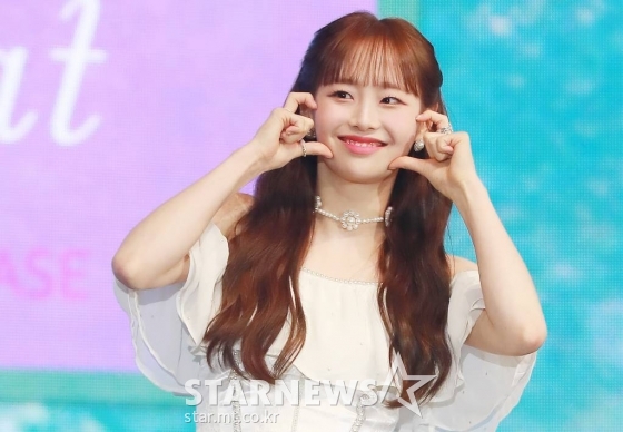 걸그룹 이달의 소녀(LOONA) 츄가 20일 오후 서울 코엑스에서 진행된 서머 스페셜 미니 앨범 &#039;플립 댓&#039;(Flip That) 발매기념 쇼케이스에서 포즈를 취하고 있다.  이번 앨범에는 타이틀 곡 &#039;플립 댓&#039;을 비롯해 &#039;더 저니&#039;(The Journey), &#039;니드 유&#039;(Need U), &#039;포즈&#039;(POSE), &#039;팔레 블루 닷&#039;(Pale Blue Dot), &#039;플레이백&#039;(Playback) 등 총 6곡이 수록됐다. /2022.06.20 /사진=이동훈 기자 photoguy@