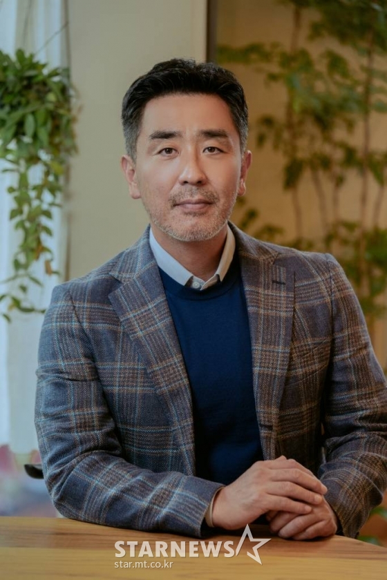 영화 &#039;장르만 로맨스&#039;(감독 조은지) 주연배우 류승룡이 5일 오전 진행된 온라인 라운드 인터뷰를 위해 포즈를 취하고 있다.  평범하지 않은 로맨스로 얽힌 이들과 만나 일도 인생도 꼬여가는 베스트셀러 작가의 버라이어티한 사생활을 그린 영화 &#039;장르만 로맨스&#039;는 오는 17일 개봉된다. /사진제공=NEW 2021.11.05 /사진=이동훈 기자 photoguy@