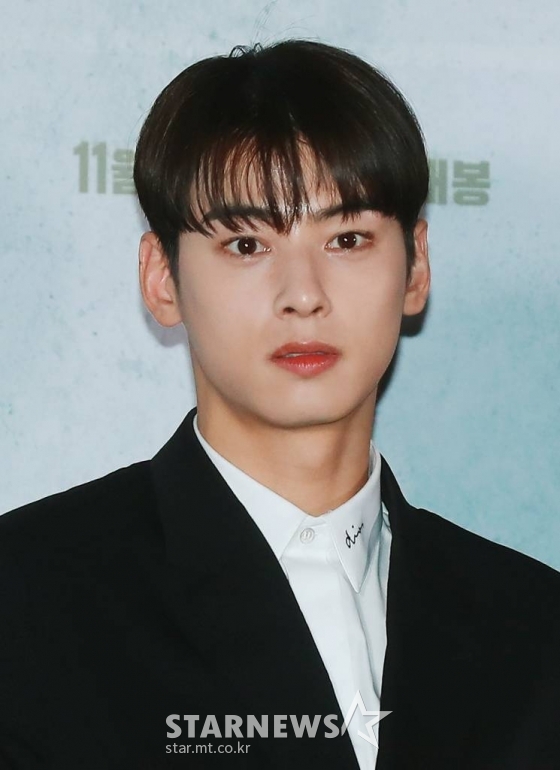 배우 차은우가 7일 오후 서울 CGV용산아이파크몰에서 진행된 영화 &#039;데시벨&#039;(감독 황인호) 언론시사회에 참석해 질문에 답하고 있다.  소음이 커지는 순간 폭발하는 특수 폭탄으로 도심을 점거하려는 폭탄 설계자와 그의 타깃이 된 전직 해군 부함장이 벌이는 사운드 테러 액션 &#039;데시벨&#039;은 오는 16일 개봉한다. /2022.11.07 /사진=이동훈 기자 photoguy@