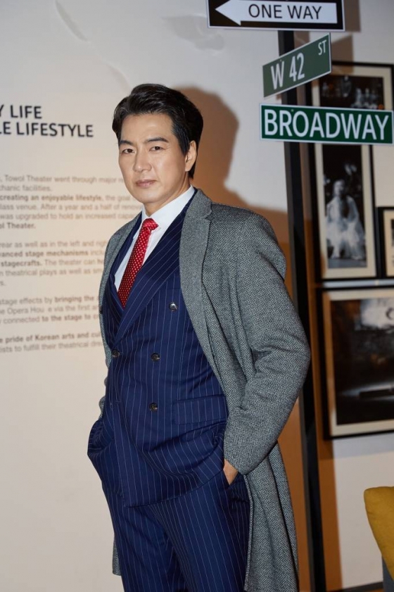 뮤지컬 &#039;브로드웨이 42번가&#039;의 배우 송일국이 29일 진행된 라운드 인터뷰를 위해 포즈를 취하고 있다 /사진제공=씨제스 2022.11.29 /사진=이동훈 기자 photoguy@