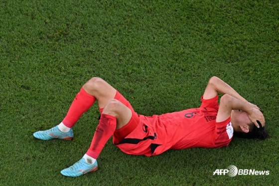 황인범이 28일 오후 10시(한국시간) 카타르 알라이얀 에듀케이션 시티 스타디움에서 열린 2022 FIFA 카타르 월드컵 조별리그 H조 2차전 가나전에서 패배한 후 괴로워하고 있다. /AFPBBNews=뉴스1