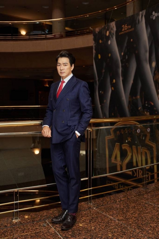 뮤지컬 &#039;브로드웨이 42번가&#039;의 배우 송일국이 29일 진행된 라운드 인터뷰를 위해 포즈를 취하고 있다 /사진제공=씨제스 2022.11.29 /사진=이동훈 기자 photoguy@