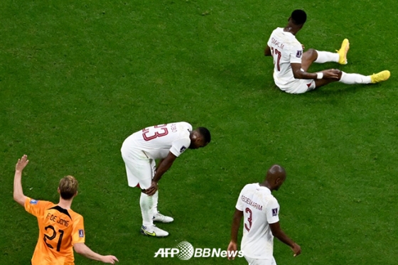 30일 네덜란드전에서 실점한 뒤 아쉬워하고 있는 카타르 선수들. /AFPBBNews=뉴스1