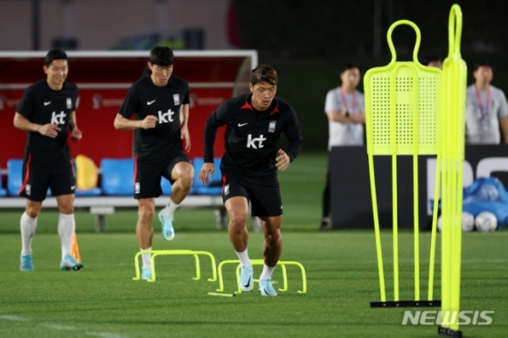 황희찬을 비롯한 대한민국 축구대표팀 선수들이 29일(현지시간) 오후 카타르 도하 알 에글라 트레이닝센터에서 훈련하고 있다. /사진=뉴시스
