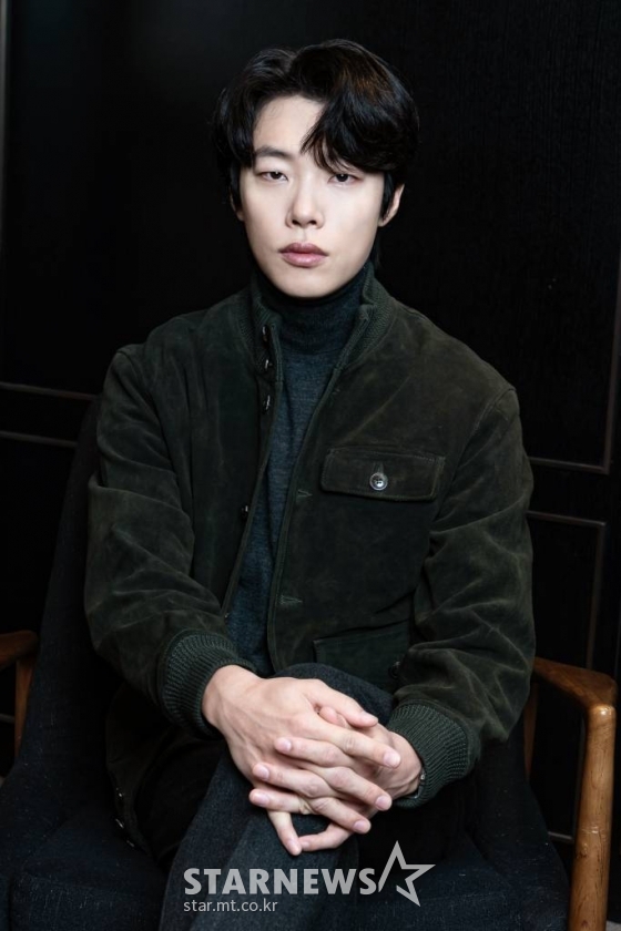 영화 &#039;올빼미&#039;(감독 안태진)의 주연배우 류준열이 15일 오전 진행된 인터뷰를 위해 포즈를 취하고 있다.  밤에만 앞이 보이는 맹인 침술사가 세자의 죽음을 목격한 후 진실을 밝히기 위해 벌이는 하룻밤의 사투를 그린 스릴러 &#039;올빼미&#039;는 오는 23일 개봉한다. /사진제공=NEW 2022.11.15 /사진=이동훈 기자 photoguy@