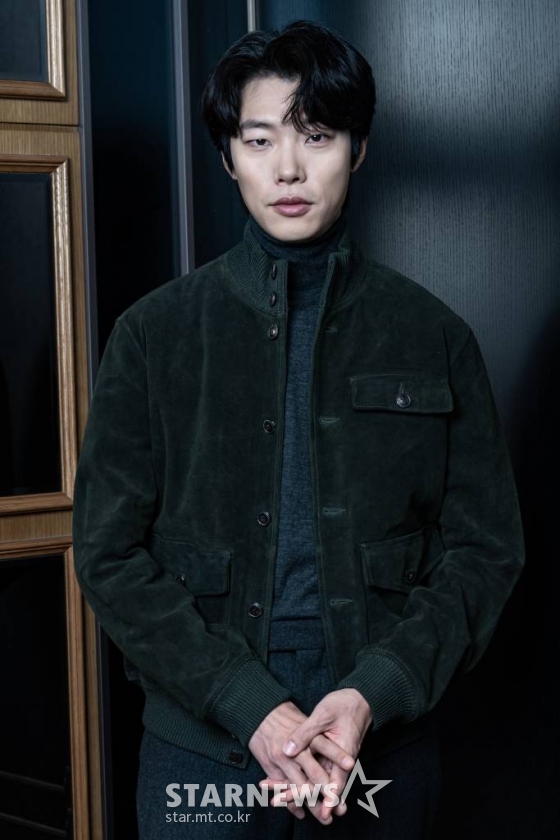 영화 &#039;올빼미&#039;(감독 안태진)의 주연배우 류준열이 15일 오전 진행된 인터뷰를 위해 포즈를 취하고 있다.  밤에만 앞이 보이는 맹인 침술사가 세자의 죽음을 목격한 후 진실을 밝히기 위해 벌이는 하룻밤의 사투를 그린 스릴러 &#039;올빼미&#039;는 오는 23일 개봉한다. /사진제공=NEW 2022.11.15 /사진=이동훈 기자 photoguy@