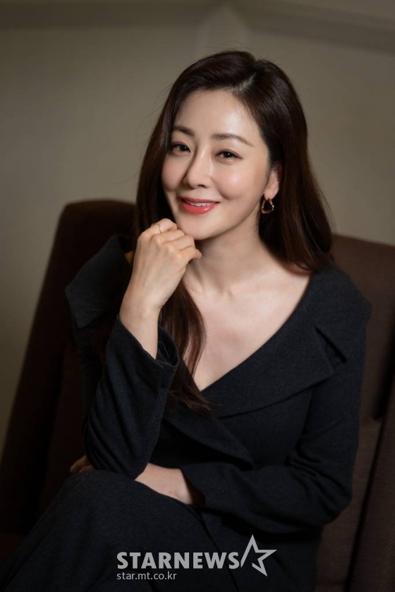 영화 &#039;압꾸정&#039;의 배우 오나라가 30일 오후 진행된 인터뷰를 위해 포즈를 취하고 있다. 샘솟는 사업 아이디어로 입만 살아있는 압구정 토박이 대국(마동석)이 한때 실력파였던 성형외과 의사 지우(정경호)와 손잡고 K-뷰티 사업을 시작하는 내용을 담은 &#039;압꾸정&#039;은 오늘(30일) 개봉한다. /2022.11.30 /사진=이동훈 기자 photoguy@
