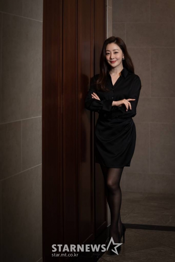 영화 &#039;압꾸정&#039;의 배우 오나라가 30일 오후 진행된 인터뷰를 위해 포즈를 취하고 있다. 샘솟는 사업 아이디어로 입만 살아있는 압구정 토박이 대국(마동석)이 한때 실력파였던 성형외과 의사 지우(정경호)와 손잡고 K-뷰티 사업을 시작하는 내용을 담은 &#039;압꾸정&#039;은 오늘(30일) 개봉한다. /2022.11.30 /사진=이동훈 기자 photoguy@