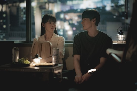 이성경과 김영광, 이광영 감독이 30일 싱가포르 마리나 베이 샌즈에서 열린 &#039;디즈니 콘텐츠 쇼케이스 2022&#039;에 참석해 디즈니플러스 &#039;시랑이라 말해요&#039;를 설명했다. 사진=사랑이라 말해요 스틸/월트디즈니컴퍼니 제공