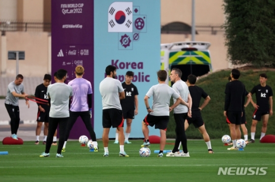 울루 벤투 감독이 30일(현지시간) 오후 카타르 도하 알 에글라에 마련된 대한민국 축구대표팀 트레이닝센터에서 훈련을 지켜보며 코치진과 대화하고 있다. /사진=뉴시스