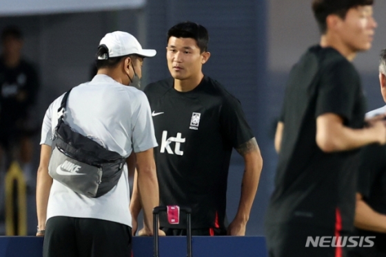 대한민국 축구대표팀 김민재가 29일(현지시간) 오후 카타르 도하 알 에글라 트레이닝센터에서 코치와 대화하고 있다. /사진=뉴시스