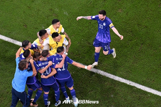 아르헨티나 리오넬 메시(오른쪽)가 1일 폴란드와의 2022 FIFA 카타르 월드컵 조별리그 최종전 폴란드전에서 알렉시스 맥알리스터의 선제골로 기뻐하고 있는 동료들을 향해 달려가고 있다. /AFPBBNews=뉴스1