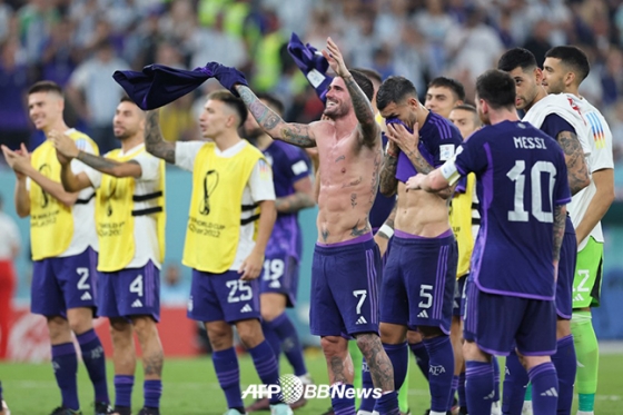 아르헨티나 선수들이 1일 폴란드와의 조별리그 C조 최종전 승리로 16강 진출을 확정한 뒤 기뻐하고 있다. /AFPBBNews=뉴스1