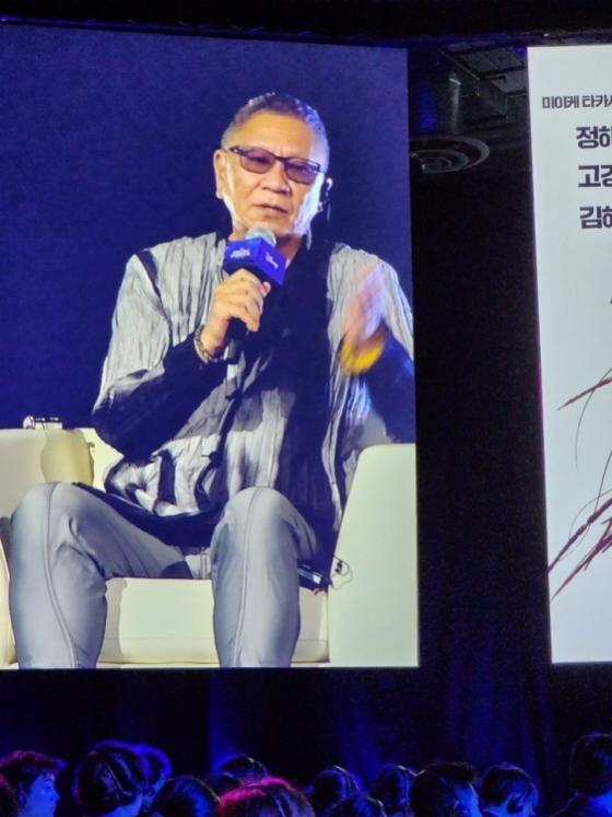일본 장르영화 거장 미이케 타카시 감독이 1일 싱가포르 마리나 베이 샌즈에서 열린 디즈니콘텐츠 쇼케이스 2022에 참석해 디즈니플러스 '커넥트'와 관련한 질문에 답하고 있다. 