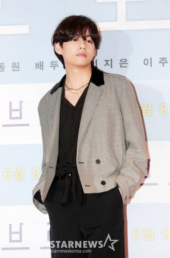 방탄소년단(BTS) 뷔가 2일 오후 서울 용산구 CGV용산아이파크몰에서 진행된 영화 &#039;브로커&#039; VIP시사회에 참석해 포즈를 취하고 있다.  &#039;브로커&#039;는 베이비 박스를 둘러싸고 벌어지는 일을 그린 이야기. 일본 거장 고레에다 히로카즈 감독이 메가폰을 잡고 송강호와 강동원, 아이유, 배두나, 이주영 등이 출연했다. 오는 8일 개봉한다. / 2022.06.02 /사진=김창현 기자 chmt@