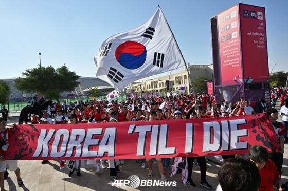 대한민국 축구대표팀을 응원하기 위해 경기장으로 향하고 있는 대한민국 팬들. /AFPBBNews=뉴스1