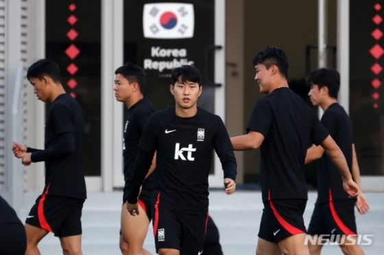 이강인을 비롯한 대한민국 축구대표팀 선수들이 30일(현지시간) 오후 카타르 도하 알 에글라 트레이닝센터에서 훈련을 준비하고 있다. /사진=뉴시스