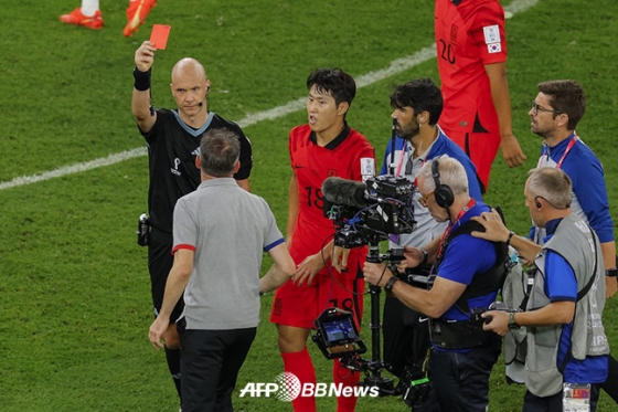 지난달 28일 가나전에서 한국의 마지막 코너킥을 주지 않고 경기를 끝낸 것에 대해 항의하는 파울루 벤투(왼쪽 2번째) 감독에게 레드카드를 꺼내 보이고 있는 앤서니 테일러 주심(맨 왼쪽). /AFPBBNews=뉴스1