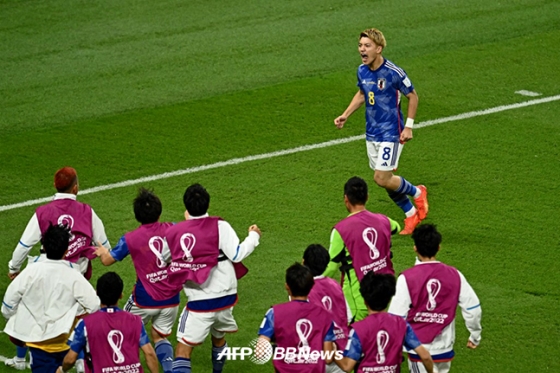 일본 축구대표팀 도안 리츠가 2일 스페인전에서 동점골을 넣자 벤치에 있던 선수들까지 달려나와 기뻐하고 있다. /AFPBBNews=뉴스1