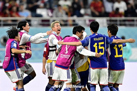 스페인을 꺾고 E조 1위로 16강에 오른 뒤 기뻐하고 있는 일본 대표팀 선수들. /AFPBBNews=뉴스1