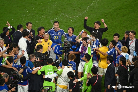 16강 진출에 기뻐하는 일본 축구대표팀. /사진=AFPBBNews=뉴스1