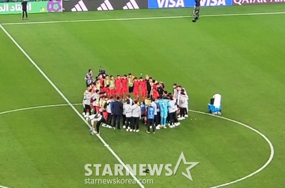 3일 포르투갈전 2-1 승리 후 다같이 모여 우루과이-가나전 결과를 확인하고 있는 대표팀 선수들. /사진=김명석 기자