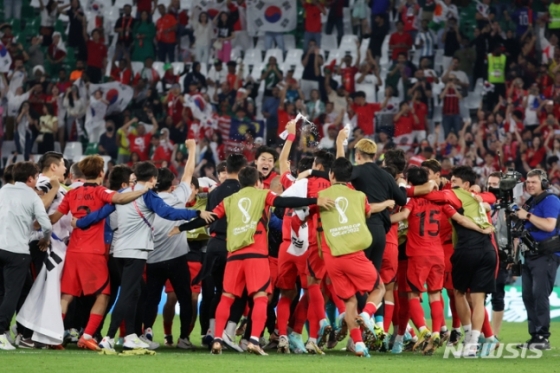  2일(현지시간) 카타르 알라이얀 에듀케이션 시티 스타디움에서 열린 2022 카타르 월드컵 H조 최종 3차전 대한민국과 포르투갈의 경기. 포르투갈을 꺾고 16강 진출을 확정지은 한국 선수들이 기뻐하고 있다. /사진=뉴시스