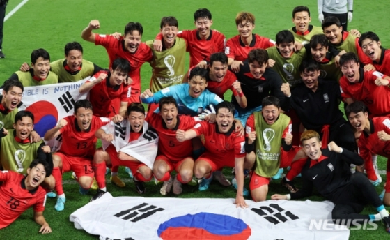  16강 진출을 확정지은 대한민국 선수들이 기념촬영하고 있다. /사진=뉴시스