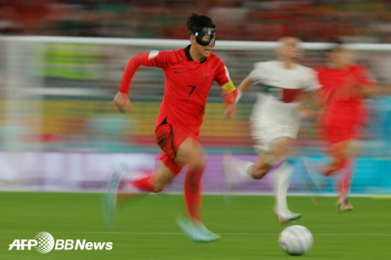 손흥민이 3일(한국시간) 카타르 알라이얀 에듀케이션 시티 스타디움에서 열린 2022 카타르 월드컵 H조 최종 3차전에서 후반 막판 포르투갈 진영을 향해 달리고 있다./AFPBBNews=뉴스1