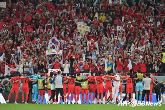 한국 대표팀이 3일(한국시간) 카타르 알라이얀 에듀케이션 시티 스타디움에서 열린 포르투갈과 2022 카타르 월드컵 H조 최종 3차전에서 16강 진출을 확정한 후 응원단에게 감사 인사를 보내고 있다. /AFPBBNews=뉴스1