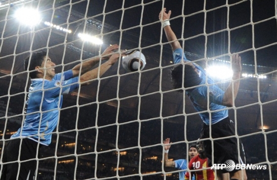 루이스 수아레스(맨 왼쪽)가 2010 남아공 월드컵 8강전 가나와 경기에서 연장전 슈팅을 손으로 막아내고 있다. /AFPBBNews=뉴스1