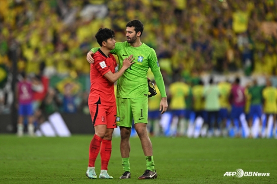 경기 후 얘기를 나누는 손흥민(왼쪽)과 알리송 베커. /사진=AFPBBNews=뉴스1