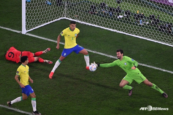 한국의 슈팅을 막아내는 브라질 골키퍼 알리송 베커(초록색 유니폼). /사진=AFPBBNews=뉴스1