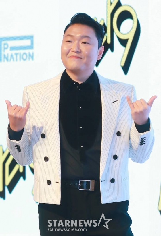 가수 싸이(PSY)가 29일 오후 서울 영등포구 페어몬트 앰배서더 서울에서 진행된 정규 9집 &#039;싸다9&#039; 발매기념 청음회에 참석해 포즈를 취하고 있다.  &#039;싸이의 다채로운 9집&#039;이라는 뜻을 갖고 있는 이번 앨범 &#039;싸다9&#039;는 &#039;방탄소년단&#039;(BTS) 멤버 슈가와 함께 공동 프로듀싱, 작사·작곡·편곡한 타이틀 곡 &#039;댓 댓&#039;(That That)을 비롯한 총 12곡이 수록됐다. /2022.04.29 /사진=이동훈 기자 photoguy@