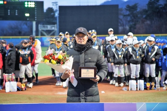 감독상을 받은 연경흠 대전서구유소년야구단 감독.  /사진=대한유소년야구연맹