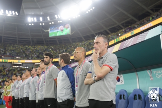 파울루 벤투(오른쪽) 한국 대표팀 감독과 코칭스태프. /사진=대한축구협회 제공