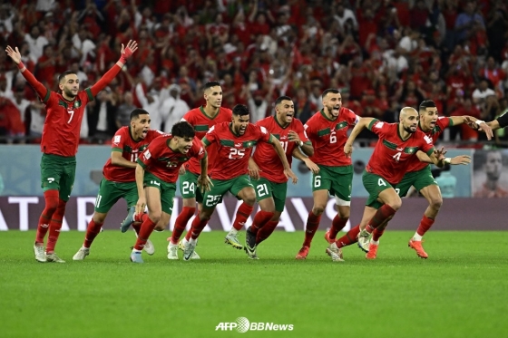 모로코 선수들이 8강 진출이 확정되자 기뻐하고 있다. /AFPBBNews=뉴스1