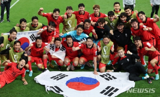 한국 축구 대표팀 선수들이 2일(현지시간) 포르투갈과 경기에서 승리해 16강 진출을 확정지은 뒤 기뻐하고 있다. /사진=뉴시스