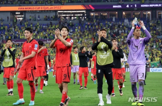5일(현지시간) 카타르 도하 스타디움 974에서 열린 2022 카타르 월드컵 한국-브라질의 16강전. 1-4로 패배하며 월드컵을 마무리한 한국 선수들이 관중들에게 인사하고 있다. /사진=뉴시스