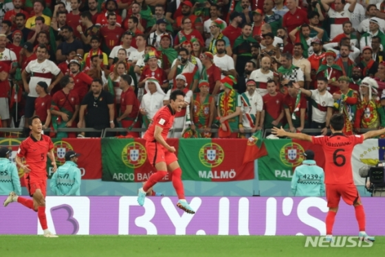 한국 김영권(가운데)이 포르투갈과 경기에서 동점골을 넣은 뒤 기뻐하고 있다.  /사진=뉴시스
