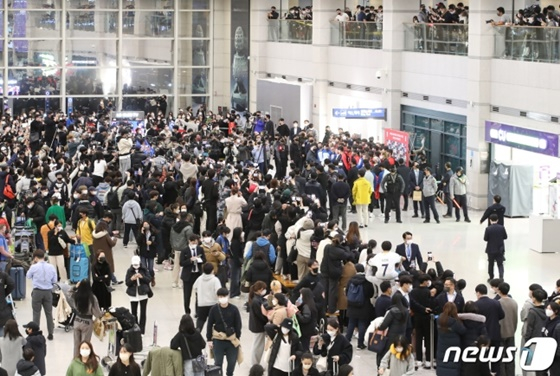 대한민국 축구대표팀을 환영해주기 위해 몰려든 축구 팬들. /사진=뉴스1 제공