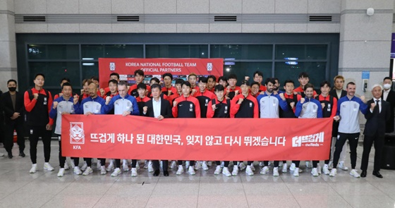 대한민국 축구대표팀이 7일 오후 인천국제공항을 통해 귀국한 뒤 기념촬영을 하고 있다. /사진=뉴시스 제공