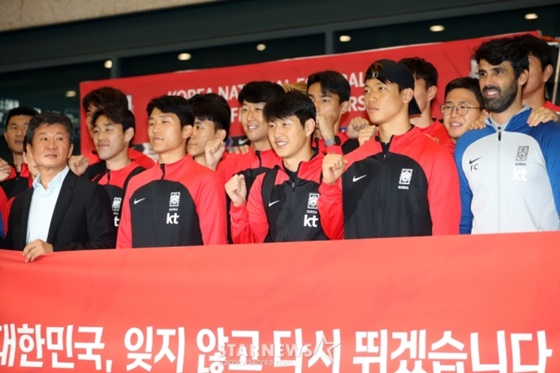 12년 만에 2022 카타르 월드컵 16강 진출을 이룬 축구국가대표팀이 7일 오후 인천국제공항을 통해 입국해 인사를 하고 있다. /인천국제공항=임성균 기자